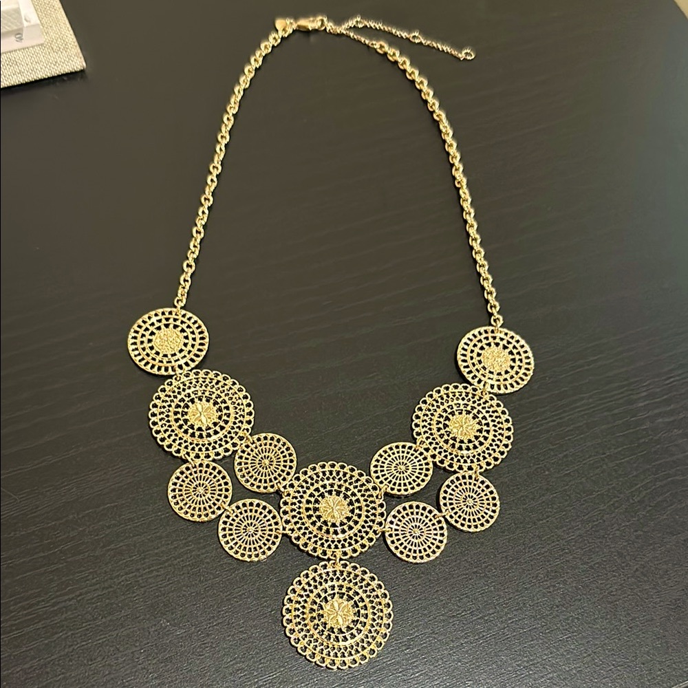 Gold circle patterned necklace